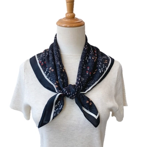 Petit foulard en soie noire à fleurs pour femme avec bordure blanche et style vintage