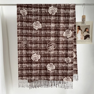 Détail du motif camélia et des franges sur une écharpe épaisse style cachemire