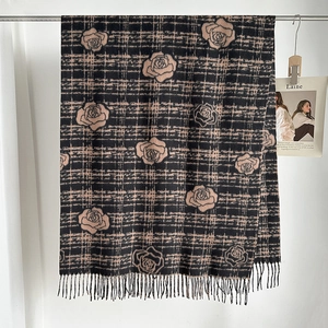 Détail d'une écharpe imitation cachemire avec motifs camélia, carreaux et franges