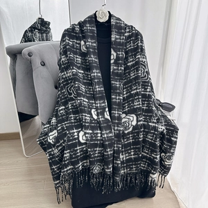 Écharpe élégante en imitation cachemire à motif camélia noir et blanc avec franges