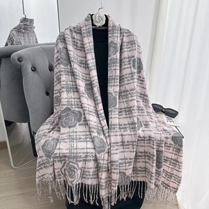Écharpe d'Hiver Élégante pour Femmes avec Imprimé Floral de Camélias et Roses Châle en Polyester Chaud Épaissi à Carreaux avec Glands Accessoire de Mode