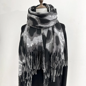 Écharpe d'hiver épaisse pour femmes avec motif vache noir et blanc et franges