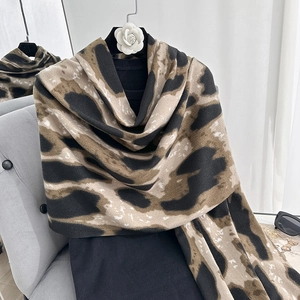 Écharpe épaisse en faux cachemire avec motif léopard classique pour la chaleur hivernale