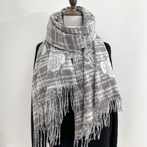 Écharpe élégante aspect cachemire motif camélia avec franges en gris et blanc