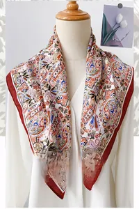 Détail du tissage à chevrons et du motif cachemire sur le foulard carré en soie blanche