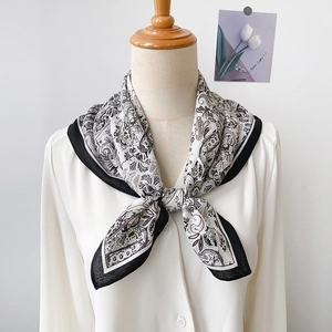 Foulard vintage français en soie à motif cachemire pour femme stylisé sur chemise blanche