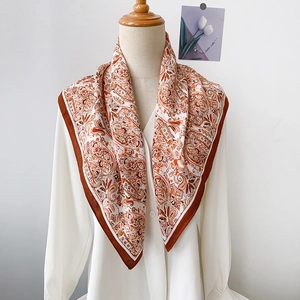 Foulard en soie vintage français avec motif paisley pour femme porté sur chemise blanche
