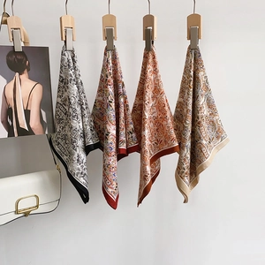 Lot de quatre foulards en soie vintage français avec motifs paisley classiques pour femmes