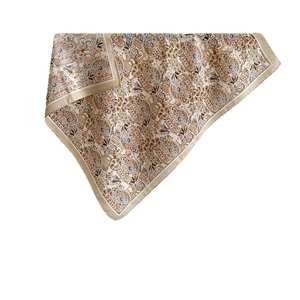 Carré de soie vintage français à motif paisley avec bordure dorée, présentation suspendue