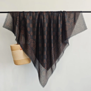 Châle ethnique noir en coton et lin avec motif mandala bronze et bords à franges