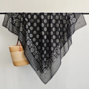Détail du châle en coton et lin avec motifs paisley blancs et bords à franges courtes