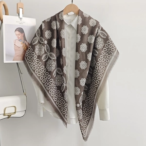 Détail d'un foulard ethnique à fleurs avec fines franges et texture lin élégante