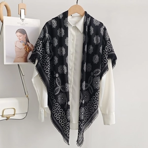 Écharpe ethnique en coton et lin imprimé noir et blanc avec bords à franges fines