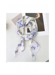 Detailansicht eines atmungsaktiven Seidenschals mit zartem blauen Schmetterlingsmuster