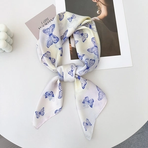 Detailaufnahme Seidentuch mit blauem Schmetterlingsdruck und eleganten Dekoelementen