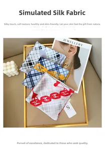 Gros plan de foulards en soie aux motifs de carreaux et chaînes disposés sur un plateau