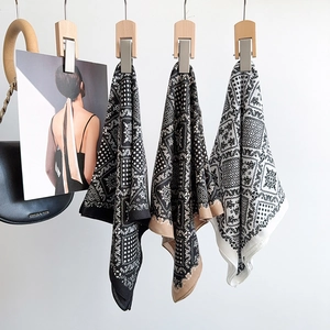 Carrés de soie chics à motifs paisley pour femmes présentés avec élégance sur un cintre en bois