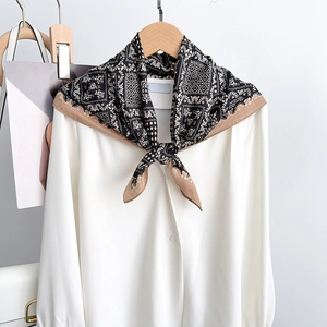 Foulard en soie avec imprimé cachemire noué sur une chemise blanche au style vintage