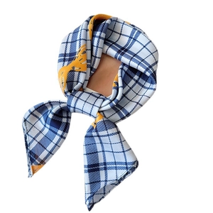 Carré de soie à carreaux bleus et motifs abstraits jaunes pour un style chic y2k