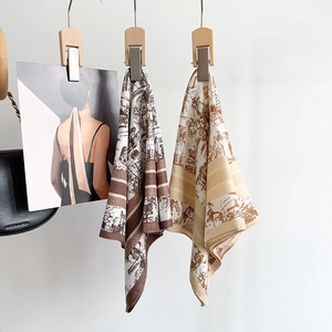 Gros plan détaillé sur l'imprimé architectural rétro des foulards en soie élégants