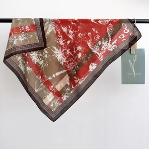 Élégant Carré de Soie Imprimé Style Rétro Chinois pour Femme Sensation Satin Motif Floral Botanico Accessoires Haut de Gamme