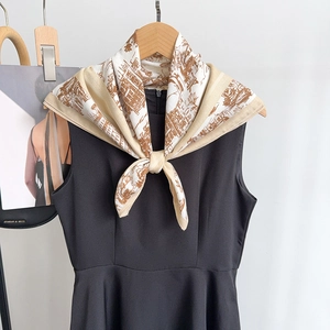 Détail d'un foulard toucher soie avec peinture à l'encre et robe noire sans manches