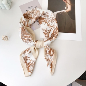 Foulard chic en soie blanc avec imprimé paysage vintage marron noué avec soin