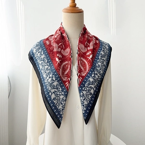 Nahaufnahme eines roten und marineblauen Paisley-Seiden-Halstuchs auf weißem Hemd