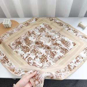 Élégant foulard carré en soie blanc cassé avec imprimés Toile de Jouy marron vintage