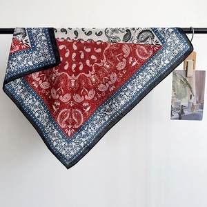 Detail eines Vintage-Paisley-Musters auf einem weichen quadratischen Halstuch mit Saum