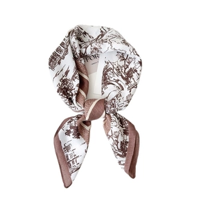 Carré de soie classique au motif Toile de Jouy marron et blanc avec paysages élégants