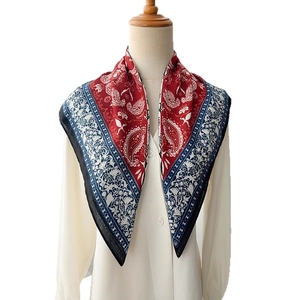 Eleganter quadratischer Schal mit Paisley-Muster in Dunkelrot und Königsblau