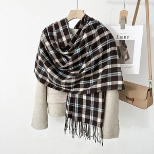 Klassischer karierter Schal mit Fransen in Braun Blau und Weiß Tartan Muster für den Winter