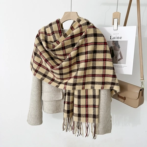 Beige-schwarzer Karo-Schal mit Fransen, kombiniert mit Woll-Blazer für Herbst und Winter