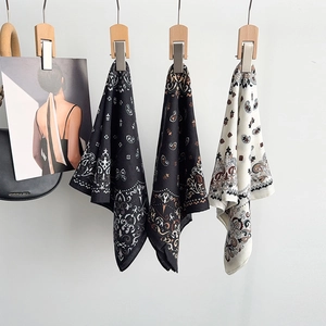 Trois élégants foulards carrés à motifs paisley en noir, marine et crème en texture soie