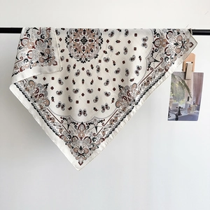 Foulard en soie élégant avec motif paisley mandala beige et marron sur un support