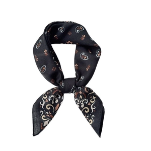 Élégant foulard noir à motif paisley avec détails floraux marron et beige sur fond blanc