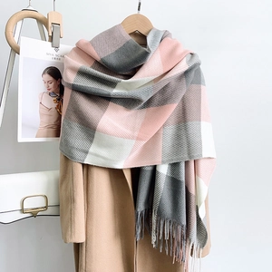 Écharpe à carreaux en imitation cachemire avec franges rose et gris sur manteau