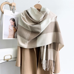Écharpe à carreaux en imitation cachemire avec franges sur un manteau pour l'hiver
