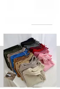 Détail d'écharpes en laine mélangée colorées avec des franges en plusieurs coloris vifs