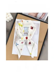 Dettaglio della trama di un foulard in seta a fiori francesi con vivaci motivi astratti