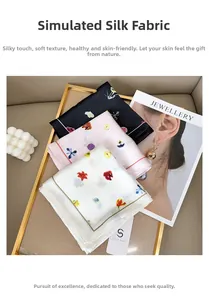 Dettaglio di foulard floreali in finta seta neri, rosa e bianchi con etichetta