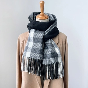 Écharpe à carreaux classique avec pompons en noir et gris pour la chaleur hivernale