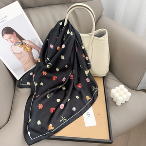 Foulard di seta floreale francese con motivo di tulipani legato a una borsa beige
