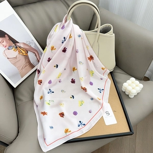 Foulard di seta a fiori rosa pastello stile francese drappeggiato su una borsa chic