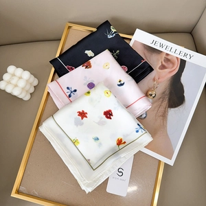 Set di tre foulard di seta a fiori nero rosa e bianco su un lussuoso sfondo di pelle morbida