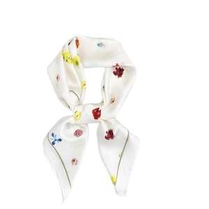 Foulard quadrato in seta a fiori stile francese con nodi a fiocco su uno sfondo bianco puro