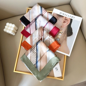 Lot de quatre élégants carrés de soie satinée aux motifs géométriques et pied-de-poule