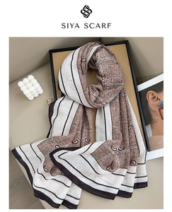 Dettaglio dell'elegante stampa paisley e della morbida trama del foulard in cotone