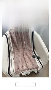 Dettaglio di sciarpa pashmina vintage con motivo paisley e morbida consistenza setosa